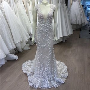 SAMPLE SALE! Lee Petra Couture Bridal Gown: Alma